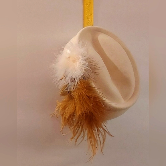 Chapelier Artistique Montreal White Felt Feathered Hat - Picture 8 of 9